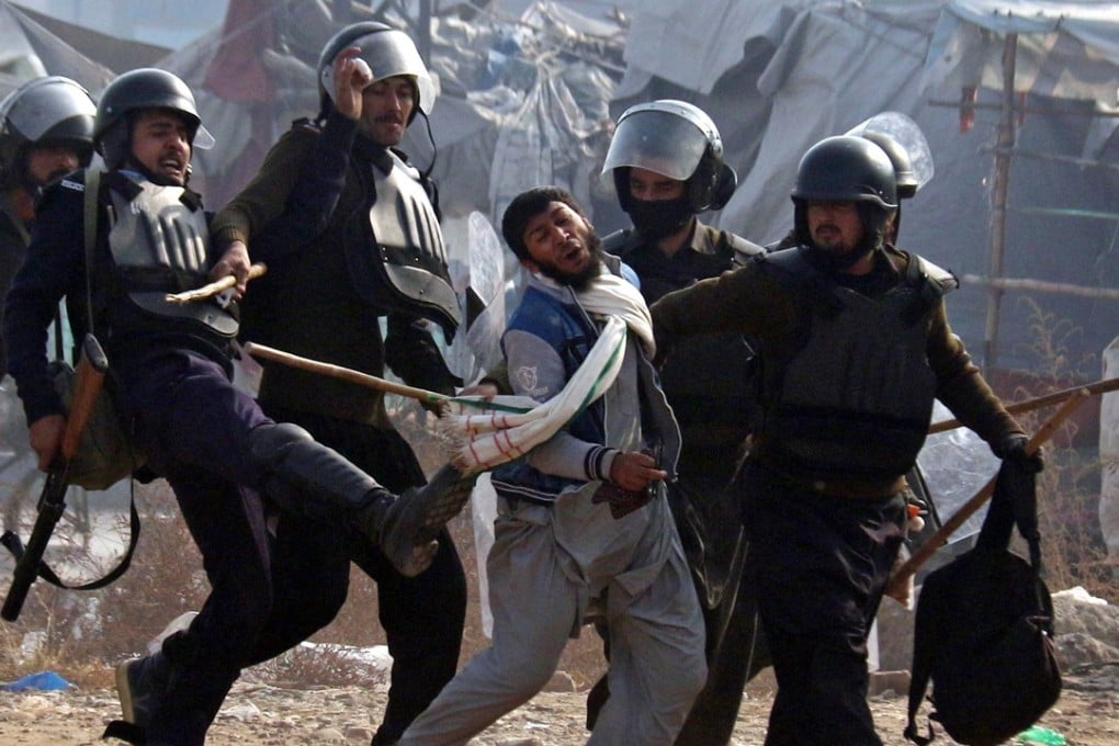 Pakistani security officials arrest supporters of religious group 'Tehrik Labayk Ya Rasool Allah' as the government tries to disperse protestors who have blocked the main highway in Islamabad. Photo: EPA