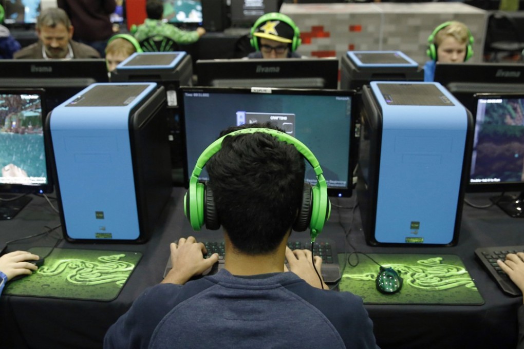 Visitors wearing headphones play Minecraft Parkour at the Legends of Gaming Live event in London. The global e-sports market is forecast to grow 41 per cent year on year to US$696 million in 2017. Photo: Bloomberg
