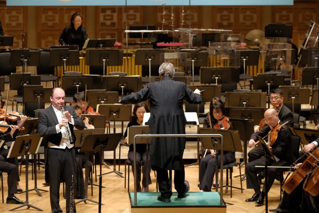 Peter Ruzicka conducts the Hong Kong Philharmonic Orchestra with oboe soloist François Leleux . Photo: Ka Lam