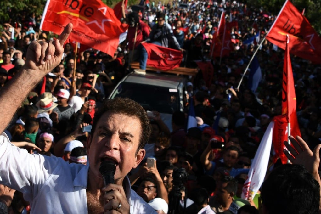 Opposition presidential candidate Salvador Nasralla gives a speech to thousands of supporters taking part in a demonstration claiming that he won the November 26 elections, near the Supreme Electoral Tribunal in Tegucigalpa on Sunday. Photo: Agence France-Presse