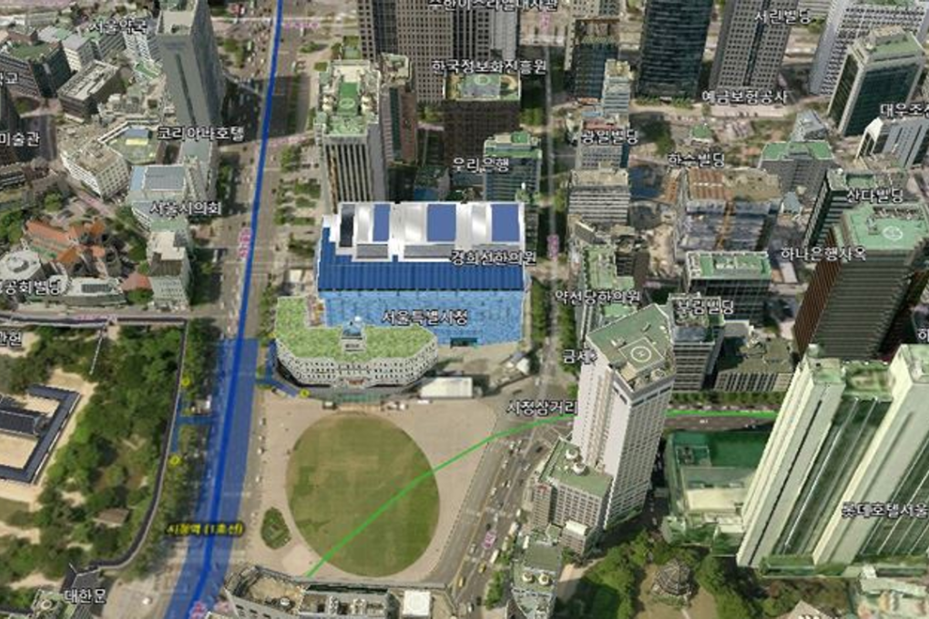 A 3D city map by the Seoul Metropolitan Government has been using the same version since 2012. It updated new building structures only by attaching their graphic images onto the existing map despite low graphic quality, like City Hall, a blue structure above, renovated in August 2012. Photo: Seoul Metropolitan Government