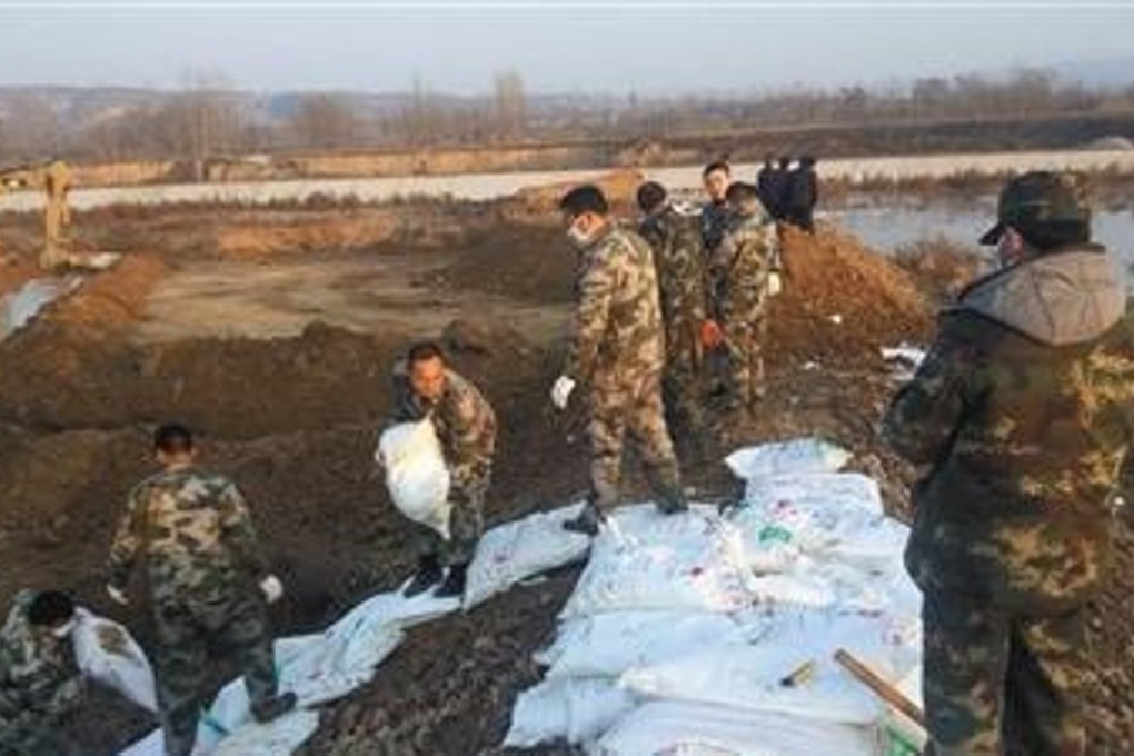 Workers dealing with the chemical spill in Henan province. Photo: Chinanews.com