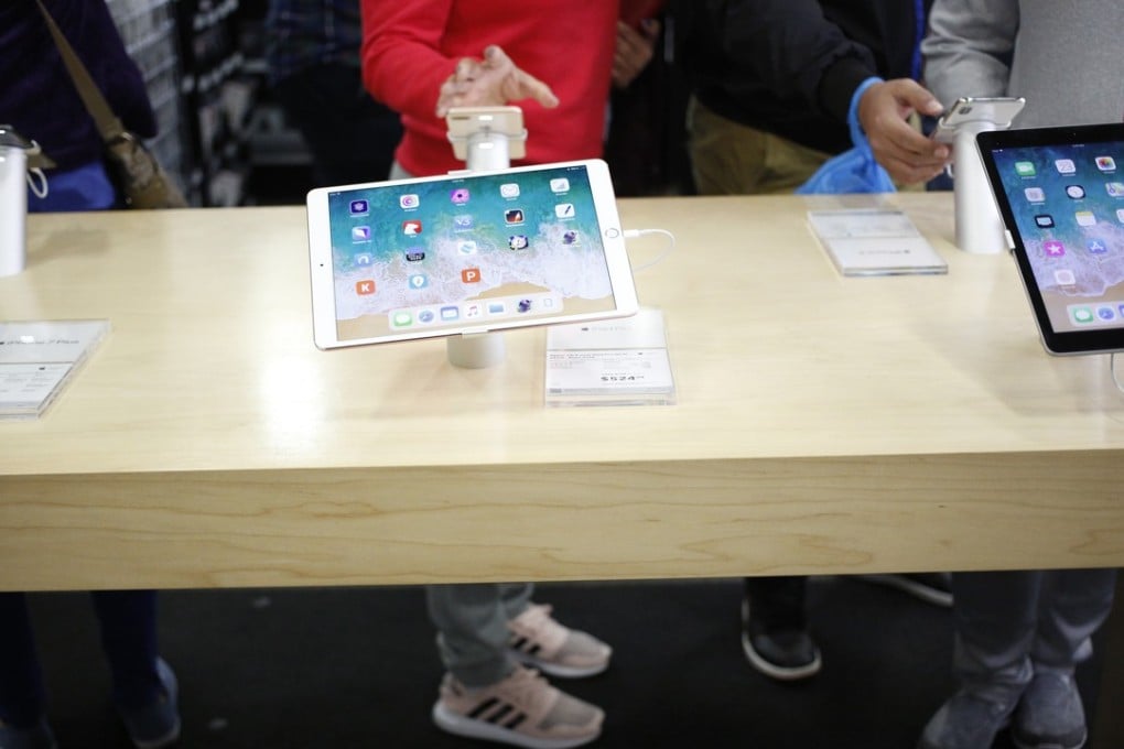 Shoppers browse Apple products at a Best Buy Co. store in Louisville, Kentucky. Photo: Bloomberg