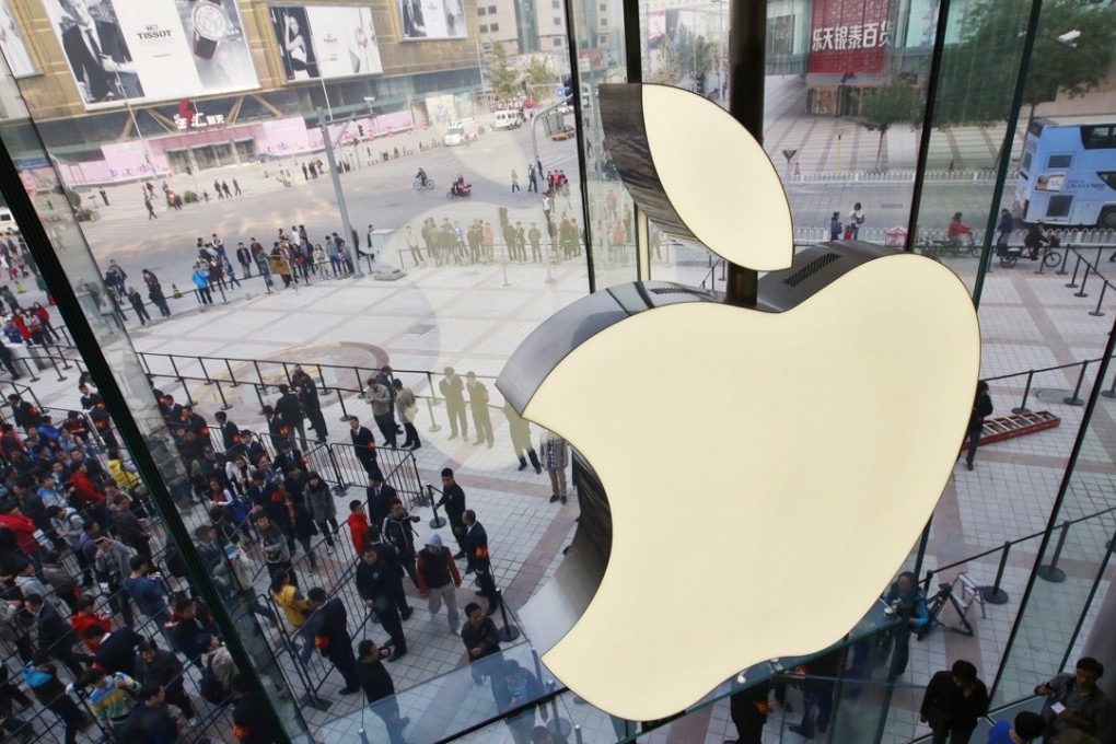 Chinese iPhone fans queue up outside the Apple store in Beijing’s Wangfujing shopping street. Photo: EPA