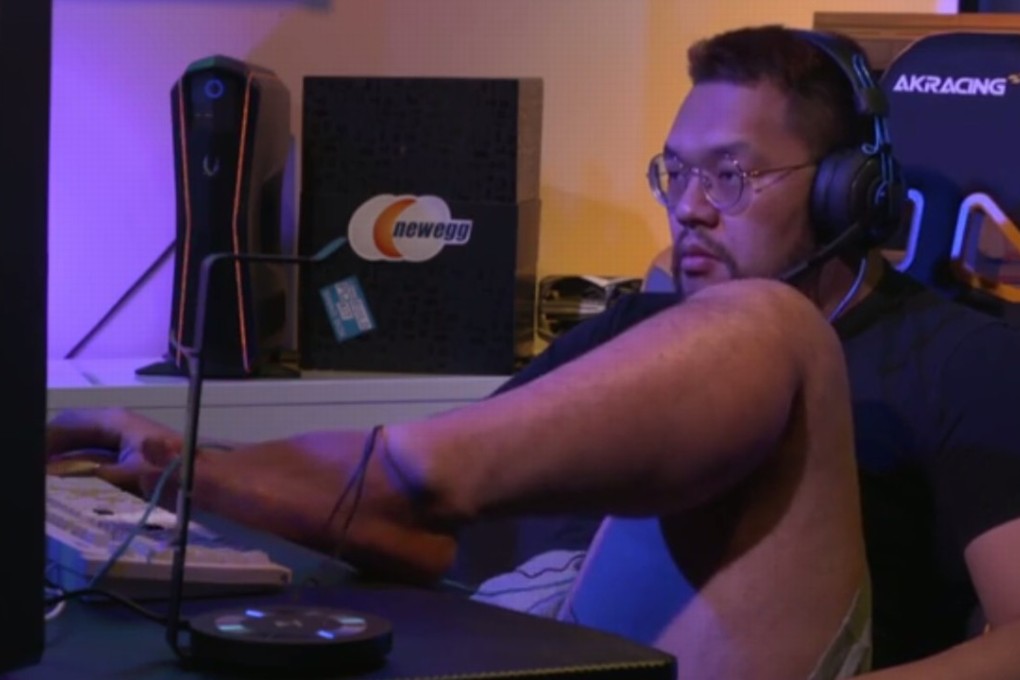 South Korea’s Lim Hong-gyu resorts to suing his feet during his match against the Chinese. Photo: Twitch
