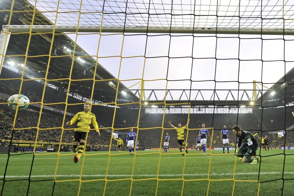 Schalke goalkeeper Ralf Faehrmann (front right) receives an own goal during the German Bundesliga soccer match between Borussia Dortmund and FC Schalke 04 in Dortmund, Germany on November 25, 2017. Photo: AP