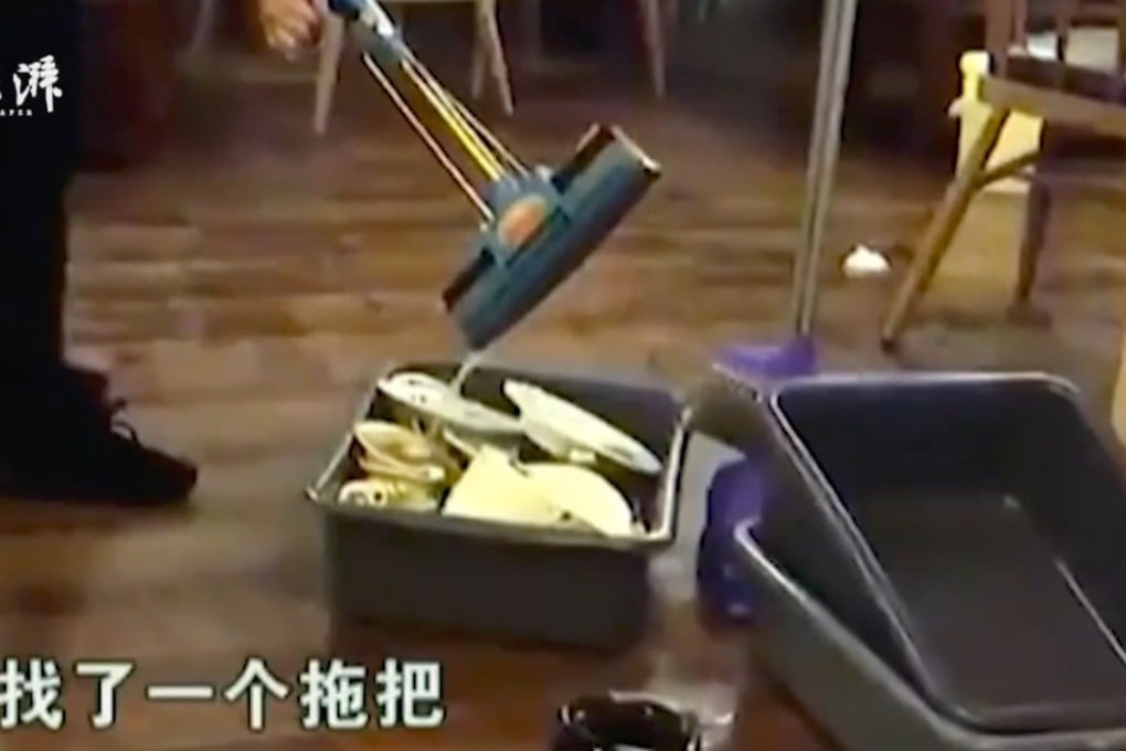 The waitress squeezed out dirty mop water into a basin full of crockery. Photo: Thepaper.cn