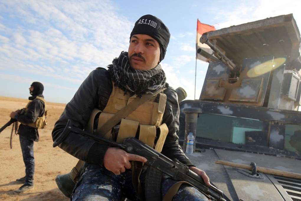 Iraqi forces, supported by members of the Hashed al-Shaabi (Popular Mobilisation units), advance through the Salaheddin province after leaving the town of Baiji. Photo: AFP