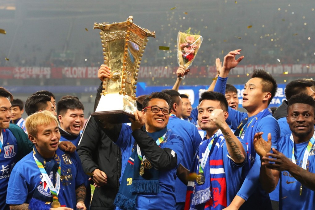 Shanghai Shenhua coach Wu Jingui (centre) celebrates with his players after their triumph over rivals Shenhua. Photo: AFP