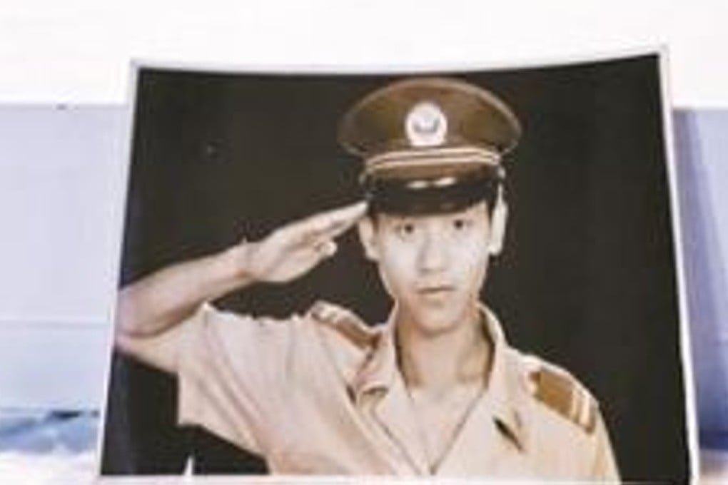 Security guard Li Guowu died while trying to stop a woman from committing suicide. Photo: News.sina.com.cn