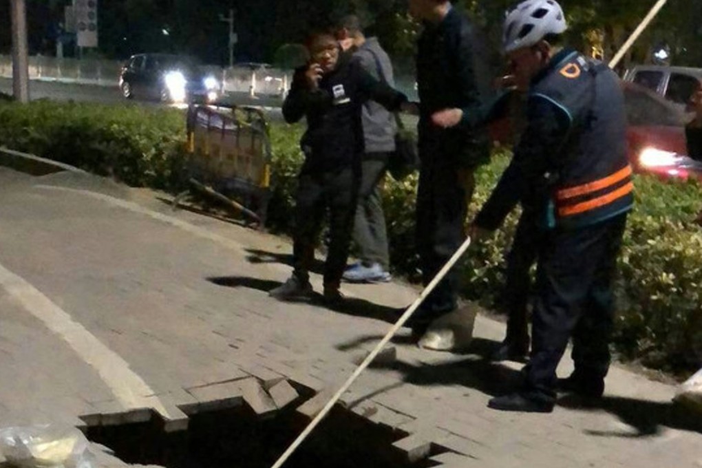 The hole opened up as the women was walking along the pavement in Shenzhen. Photo: qq.com
