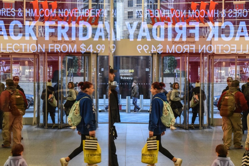 People shopping at a H&M store on “Black Friday” in New York City. UA core inflation slowed in November in part because of weak apparel prices. Photo: Getty Images/AFP