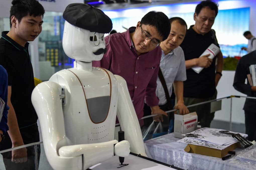 People watch a robot painting demonstration during the 19th China Hi-tech Fair in Shenzhen, south China's Guangdong Province. Photo: Xinhua/Mao Siqian