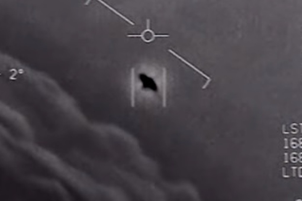 Video grab shows a 2004 encounter near San Diego between two Navy F/A-18F fighter jets and an unknown object. Photo: US Department of Defence