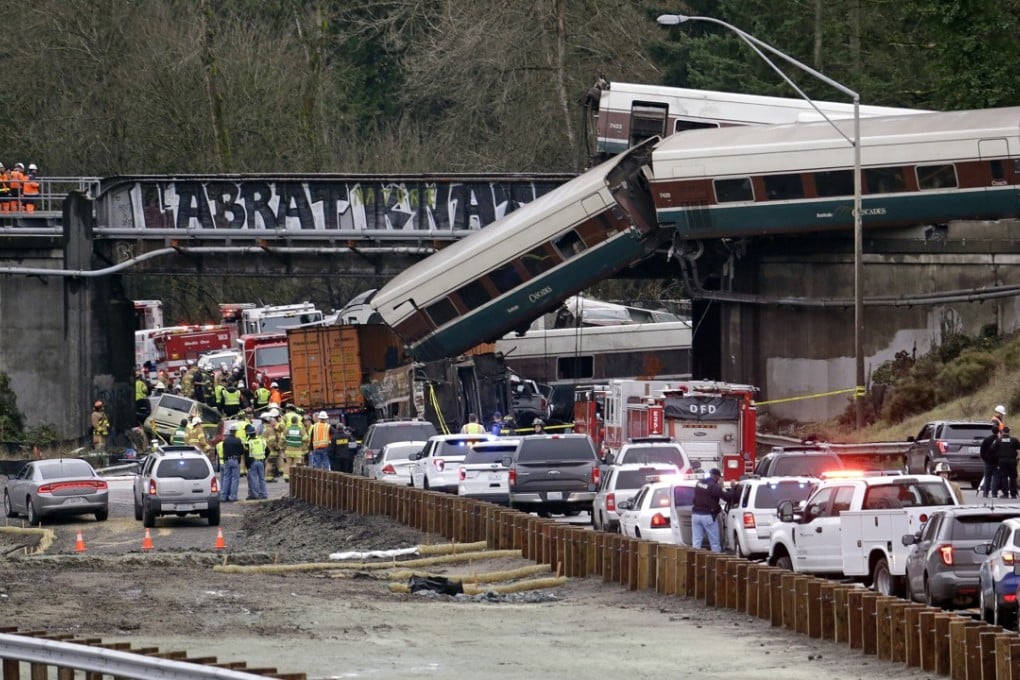 Cars from an Amtrak train lay spilled onto Interstate 5 below as some remain on the tracks above Monday, December 18, 2017, in DuPont, Washington state. Photo: AP