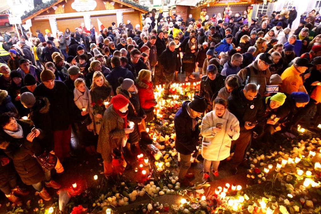 People hold candles at the memorial at the site of last year's truck attack in a Christmas market which killed 12 people and injured many others, in Berlin, Germany on December 19, 2017. Photo: Reuters