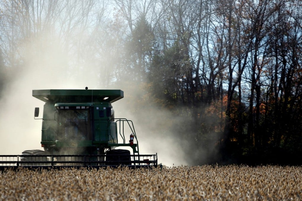A worker harvests soybeans at a farm north of Birmingham, Alabama. Photo: Reuters