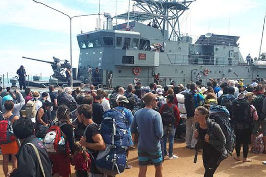 Tourists prepare to board HTMS Klaeng on Koh Mak and return to Laem Ngop district in mainland Trat. Photo: @K5_Rescue and Trat disaster prevention and mitigation office