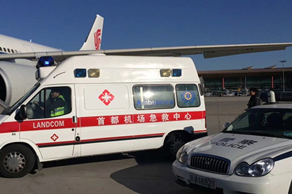 An ambulance was waiting for the plane when it returned to Beijing Capital International Airport. Photo: Finance.sina.com.cn