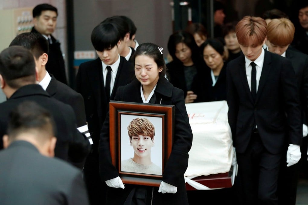 Family members and friends of late SHINee singer Kim Jong-Hyun carry out his coffin during at a hospital in Seoul. Photo: Reuters