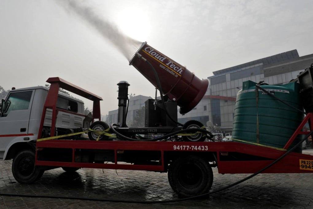 An ’anti-smog gun’ sprays atomised water into the air to reduce pollution in New Delhi. Photo: Reuters