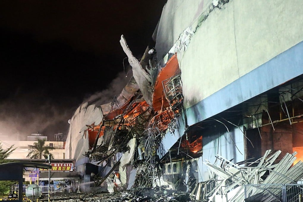 Fire rages at the shopping centre in Davao. Photo: Xinhua