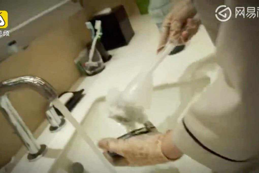 Footage shot by Pear TV showed toilet brushes being used to clean other items. Photo: 163.com