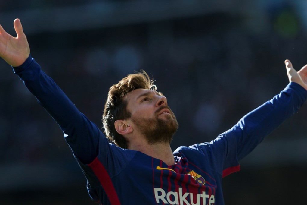 epaselect epa06403928 FC Barcelona's Argentine forward Lionel Messi celebrates after scoring the 0-2 goal during the Spanish Primera Division match between Real Madrid and FC Barcelona at the Santiago Bernabeu stadium in Madrid, Spain, 23 December 2017. EPA-EFE/RODRIGO JIMENENZ