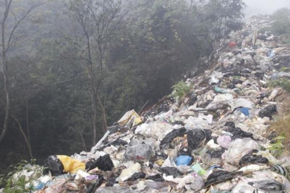 Rubbish lies dumped at the side of the road at the Guangxi scenic area. Photo: Qq.com