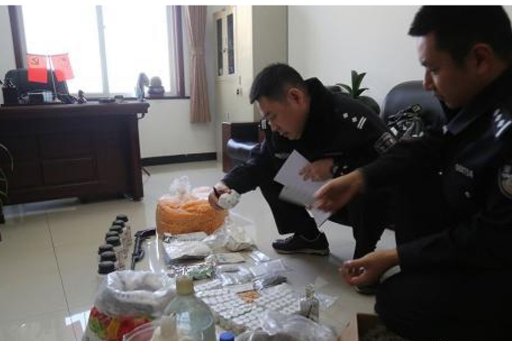 Police with evidence seized during the drugs investigation. Photo: Chinanews.com
