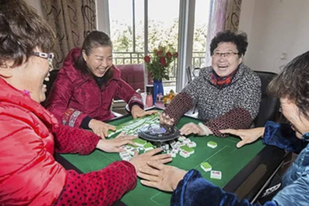 Elderly residents of the Hangzhou villa play mahjong. Photo: ifeng.com