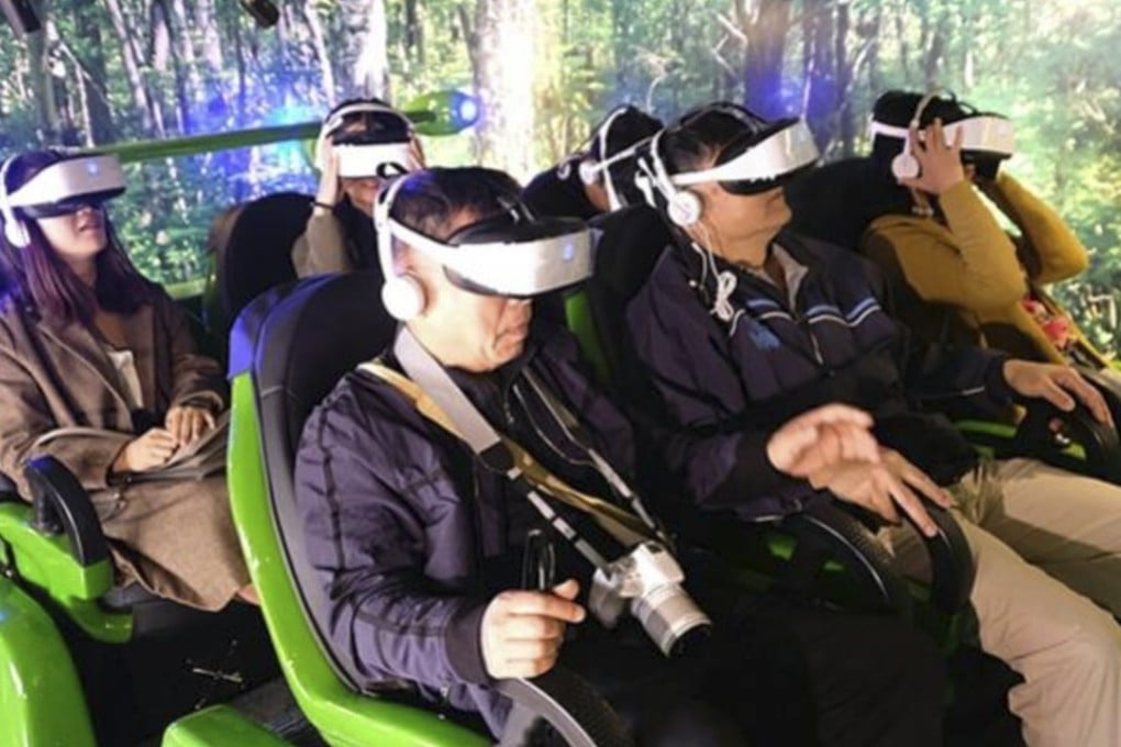 People interact with animals using virtual reality headsets at Guangzhou Zoo. Photo: Southern Metropolis News