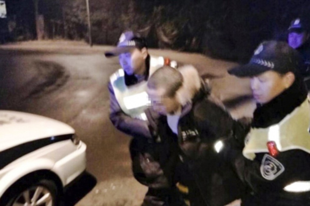 The suspected burglar is arrested by police in Chengdu. Photo: Thepaper.cn