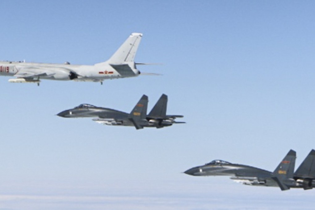 The PLA air force air force's strategic H-6K bombers (top) was escorting by two Su-30 (black, bottom) fighter jets during their "island encirclement" patrols near Taiwan. Photo: PLA air force