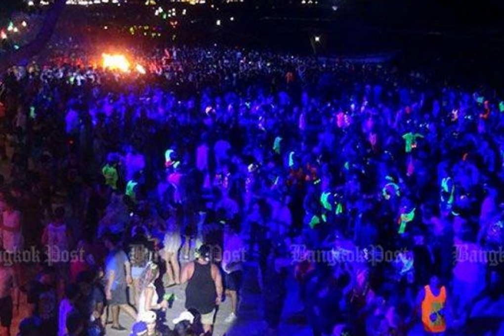 An estimated 20,000 foreign and Thai revellers joined the New Year Countdown and full moon party at Hat Rin Beach on Koh Phangan, where Surat Thani police claim that one bar was serving drinks laced with hallucinogenic mushrooms and nitrous oxide. Photo: Post Today
