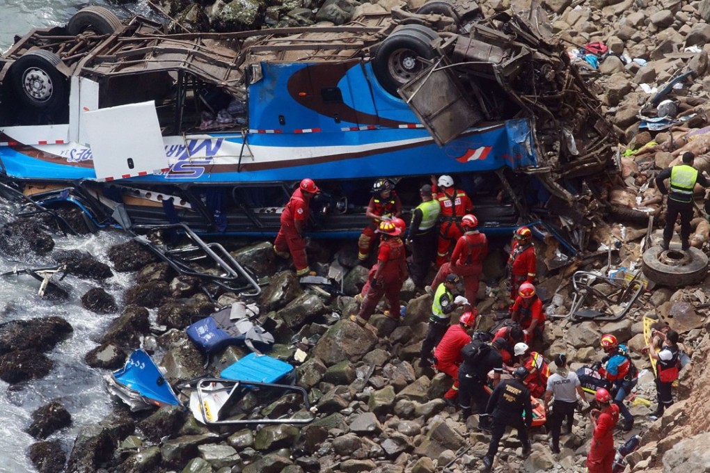 Rescue personnel work at the site of a bus accident in Pasamayo, north of Lima on Tuesday. Photo: Xinhua
