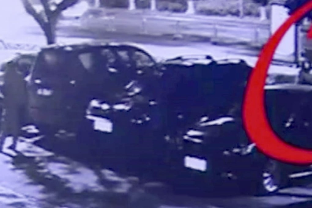 A woman, circled, is seen about to steal an off-duty police officer’s rented bicycle as apprehends a scooter thief in southwestern China’s Sichuan province. Photo: News.163.com