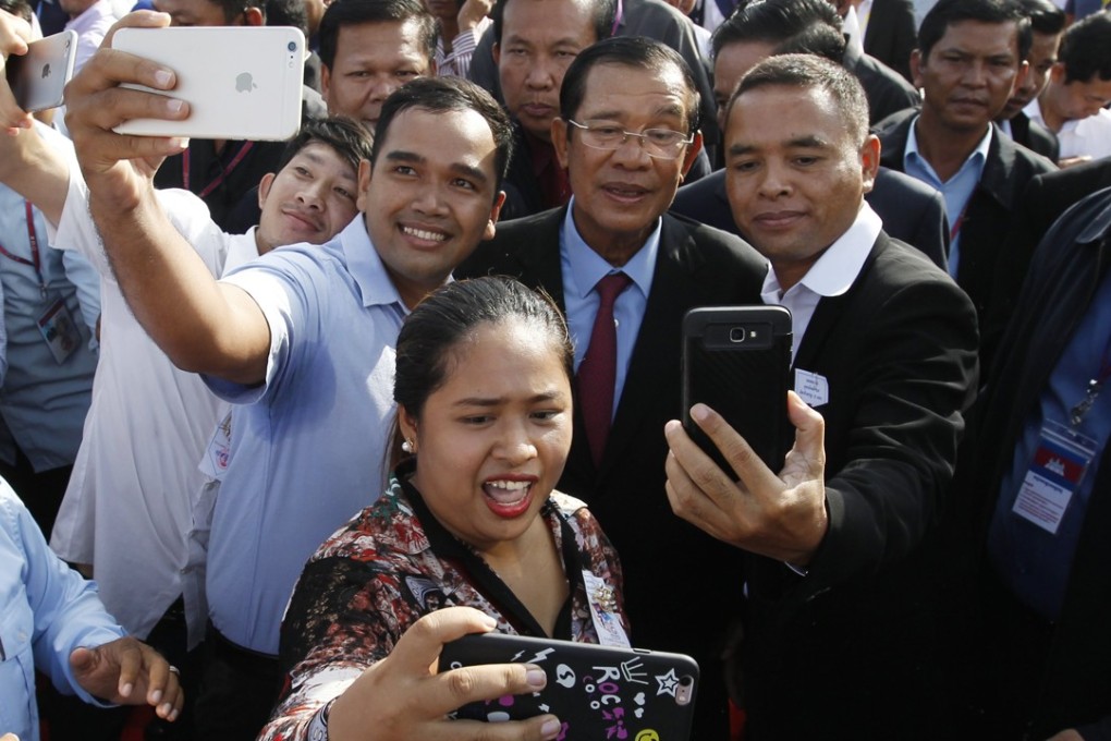 Cambodian Prime Minister Hun Sen poses for pictures with well-wishers during a rally in Phnom Penh on January 7, 2018. Photo: EPA