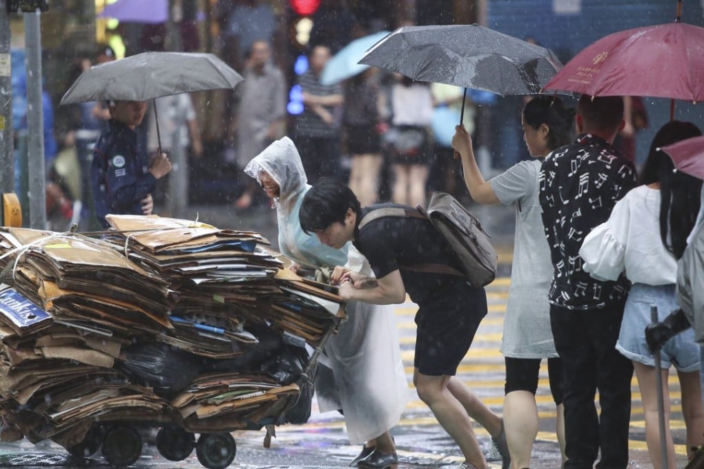 Hongkongers helping one another on a rainy day last May. Photo: Sam Tsang