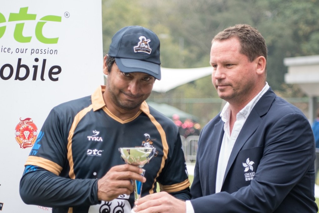 Kumar Sangakkara receives a man of the match award from Charlie Burke at the 2017 Blitz. Photo: CHK
