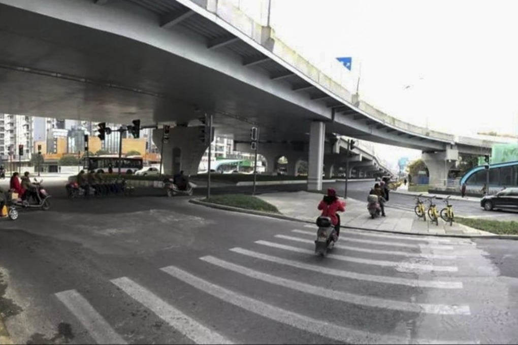 Dozens of traffic lights have been installed at an intersection in Chengdu, creating confusion for some commuters. Photo: News.sina.com.cn