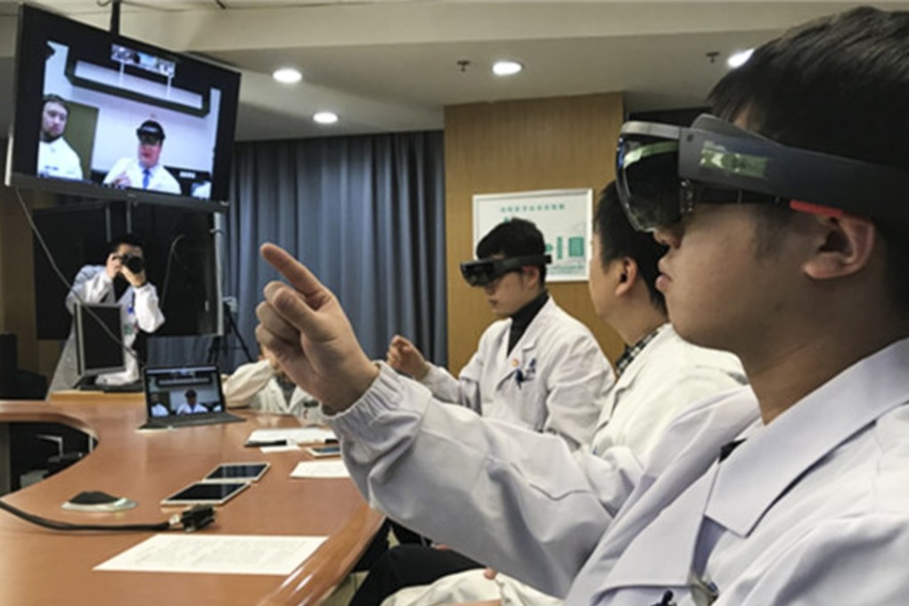 Medical staff in the two hospitals communicate through their 3D imaging headsets. Photo: New.qq.com