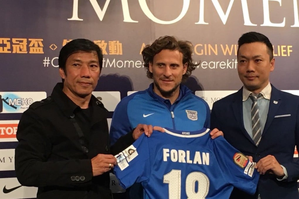 Diego Forlan is unveiled for Kitchee by head coach Alex Chu (L) and general manager Wilson Ng (R). Photo: Jonathan White