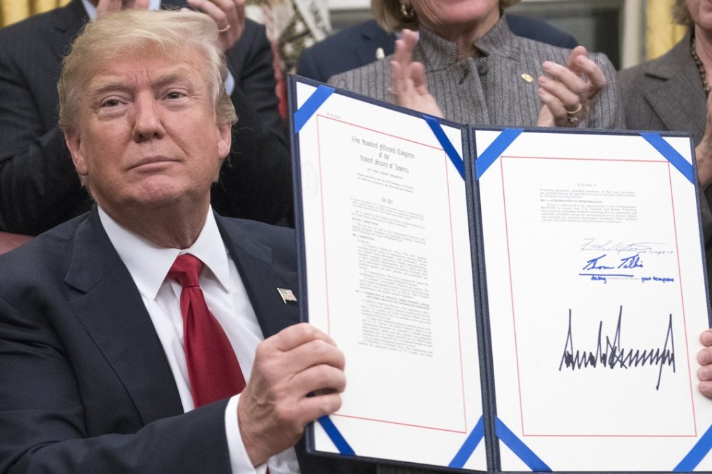 US President Donald Trump signs a bipartisan bill to stop the flow of opioids into the United States. Photo: EPA