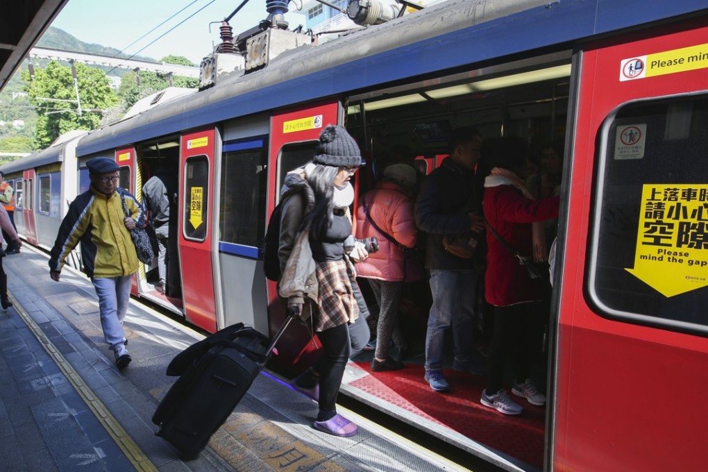 Passengers board the train after the MTR line reopens due to a failure on the main signal system on Thursday morning caused the entire MTR East line to be suspended for more than two hours. Photo: Edmond So