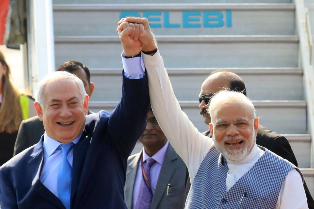 Israeli Prime Minister Benjamin Netanyahu and Indian Prime Minister Narendra Modi at the airport in New Delhi. Photo: EPA