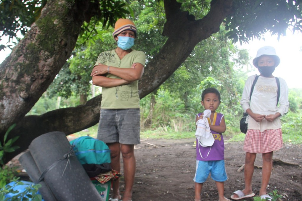 Residents waiting to flee after Mayon volcano erupted in Camalig town, Albay province, Photo: Reuters