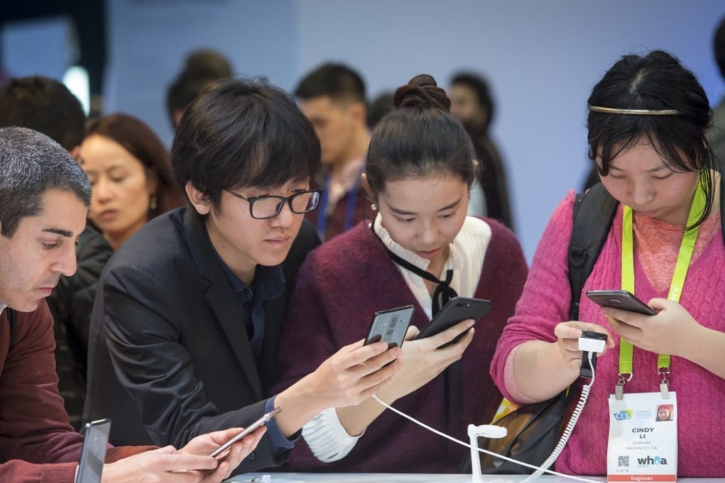 Attendees check out Huawei’s Mate 10 Pro smartphone at the 2018 Consumer Electronics Show (CES) in Las Vegas. Photo: Bloomberg