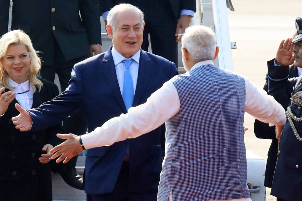 Israeli Prime Minister Benjamin Netanyahu and his wife Sarah are welcomed by Indian Prime Minister Narendra Modi upon their arrival at the Airport in New Delhi. Photo: EPA