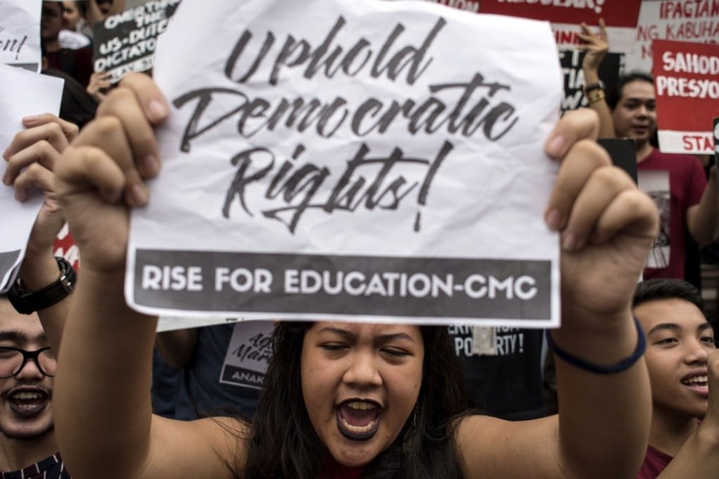 Students of the University of the Philippines participate in a protest to defend press freedom in Manila on January 16, 2017. President Rodrigo Duterte's government rejected calls to back off on efforts to close a news website that has been reporting on his deadly drug war, with media watchdogs raising fears for Philippine democracy. The country's corporate regulator revoked the incorporation papers of Rappler on January 15, saying the online portal ceded control to foreign investors in an industry exclusively reserved for Filipinos. / AFP PHOTO / NOEL CELIS